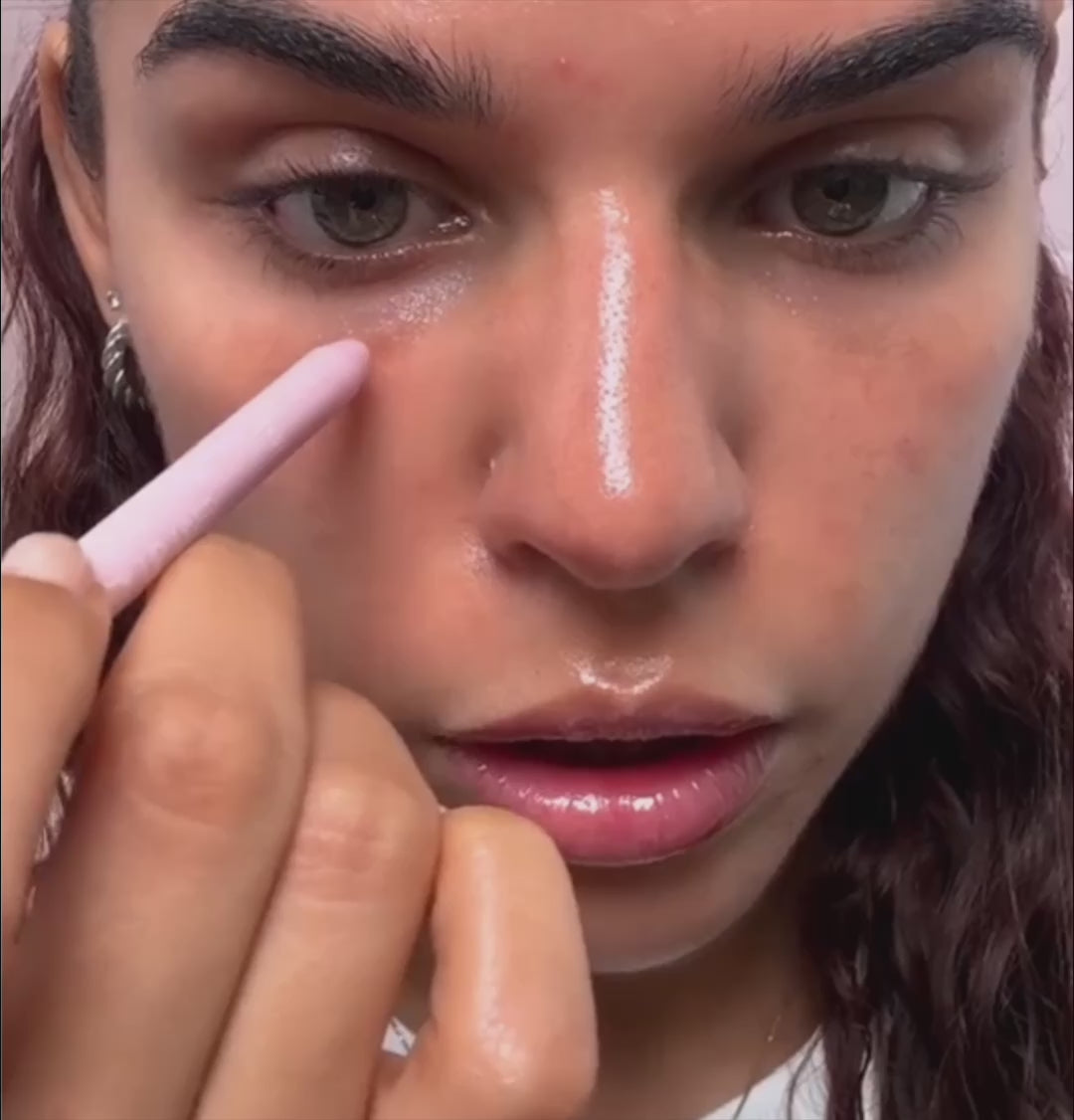 Endlich ein Concealer, der pflegt statt kaputt macht.